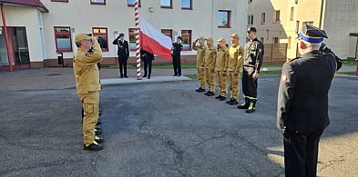 Dzień Flagi w Człuchowie. Uroczysta zmiana służby w Komendzie PSP