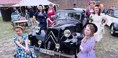 "Allo Allo", kolorowe sukienki, czerwone usta i moda z lat 40. [Foto]