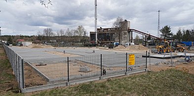 Deszcz lał się prosto do kontenerów. Podpatrywali sąsiadów by uniknąć błędu
