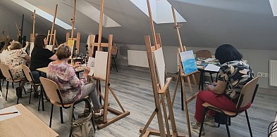 Mają od 7 do 80 lat i wspólnie malują. Po raz pierwszy pokażą swoje obrazy