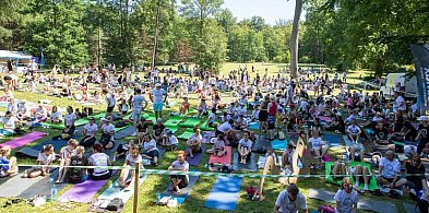 724 osoby pobiły z nią Rekord Polski. Dziś zaprasza mieszkańców na Yoga Day