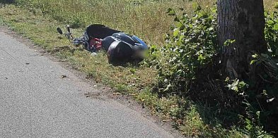 Motocyklista uderzył w drzewo na ul. Królewskiej w Debrznie-5831