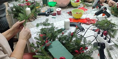 Rodzinne warsztaty tworzenia pachnących świątecznych wianków-7125