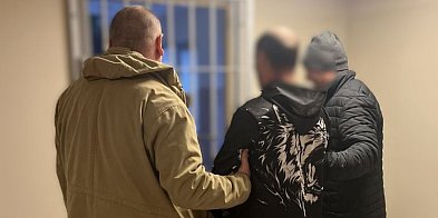 Policja zatrzymała 35-latka ukrywającego się w oborze-7161