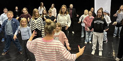 Młodzież z Debrzna w Gdyni. Spektakl, warsztaty i wyjazd nad morze