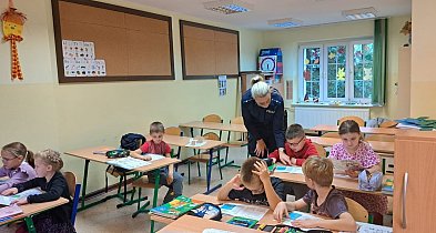 Policjantka z Debrzna uczyła dzieci, jak bezpiecznie poruszać się po drodze-6282
