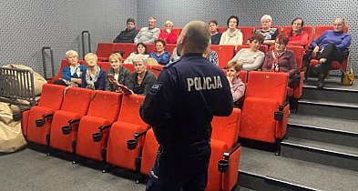 Policjanci ostrzegali przed oszustwami na debacie w Przechlewie-6824