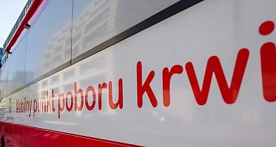 Krwiobus stanie przed Domem Kultury w Przechlewie-6827
