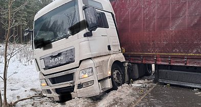 Zdarzenie na DW202. Ciężarówka zablokowała ruch w obu kierunkach