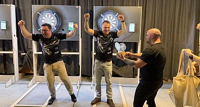 Emocjonujący deblowy turniej darta w Stacji Plaża