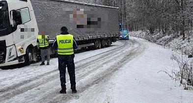 Oblodzona nawierzchnia przyczyną wypadków. Ciężarówka w rowie