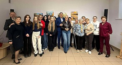 Wystawa obrazów w bibliotece podsumowała projekt „Moc Pokoleń”. Fotorelacja