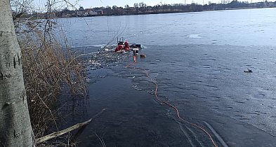 Załamał się lód w Człuchowie. Służby uratowały mężczyznę