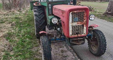 Ciągnik z nielegalnymi tablicami. 59-latek stanie przed sądem