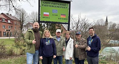 Delegacja z Bad Saarow odwiedziła Koczałę. W tle 80-lecie szkoły
