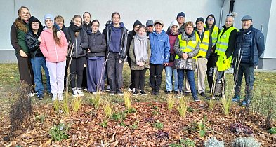 Nowe rabaty przy bibliotece w Człuchowie. Młodzież pomogła je stworzyć