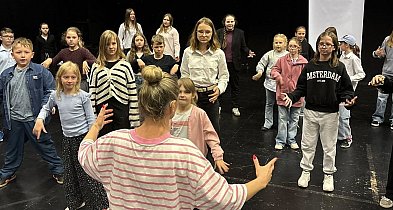 Młodzież z Debrzna w Gdyni. Spektakl, warsztaty i wyjazd nad morze