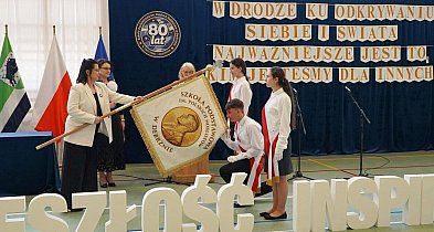 Sztandar i historyczna sesja rozpoczęły jubileusz 80-lecia szkoły