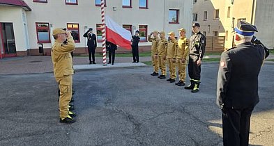 Dzień Flagi w Człuchowie. Uroczysta zmiana służby w Komendzie PSP