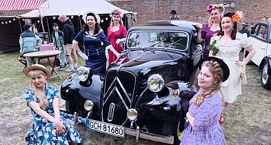"Allo Allo", kolorowe sukienki, czerwone usta i moda z lat 40. [Foto]