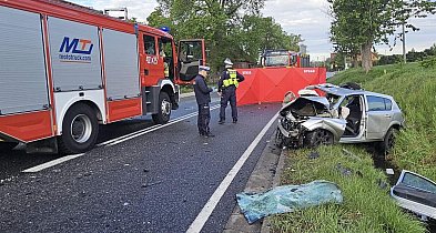 Tragedia na DK22 pod Człuchowem. Nie żyją kierowca i pasażerka opla
