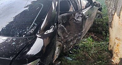 Auto uderzyło w drzewa między Wronkowem a Czarnem. Kierowca w szpitalu