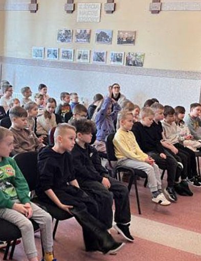 Policjantki z KPP Człuchów o cyberprzestępczości w szkole w Czarnem