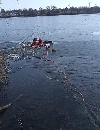 Załamał się lód w Człuchowie. Służby uratowały mężczyznę
