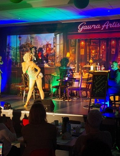 Spektakl inspirowany Edith Piaf w Przechlewie. Muzyczna podróż do Paryża