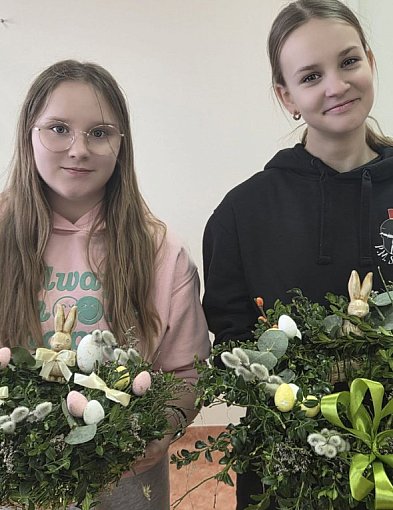 Młodzież stworzyła własne dekoracje podczas warsztatów florystycznych