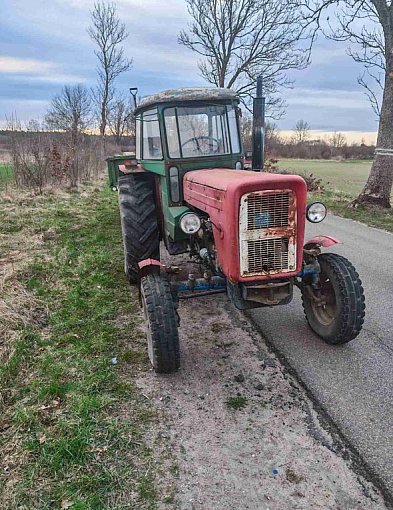 Ciągnik z nielegalnymi tablicami. 59-latek stanie przed sądem