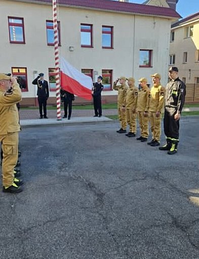Dzień Flagi w Człuchowie. Uroczysta zmiana służby w Komendzie PSP