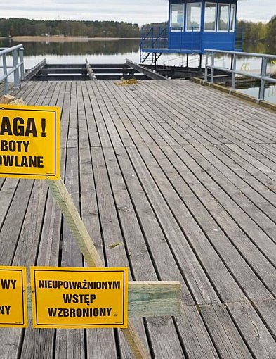 Remont pomostu na plaży OSiR w Człuchowie. Obiekt zamknięty do wakacji