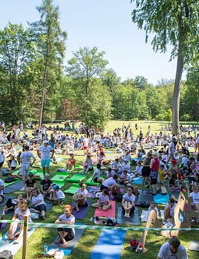724 osoby pobiły z nią Rekord Polski. Dziś zaprasza mieszkańców na Yoga Day