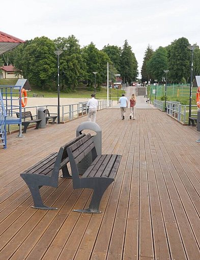 Nowe deski, barierki i ławki. Pomost nad Jeziorem Rychnowskim już gotowy