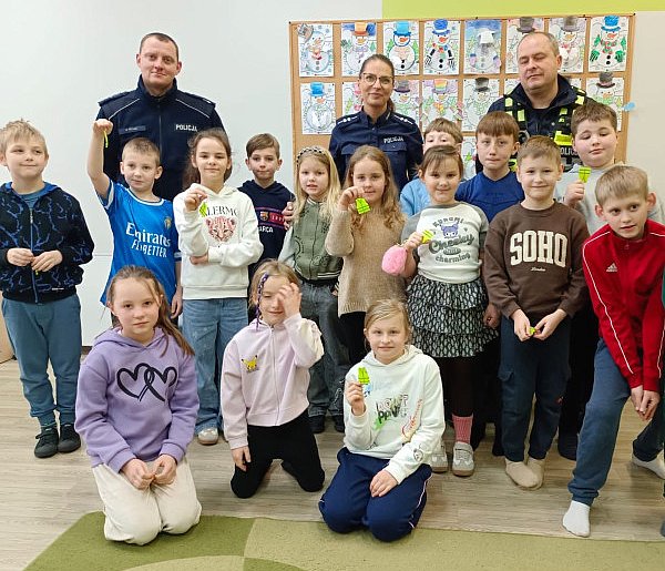 Policjanci rozmawiali z dziećmi o bezpieczeństwie