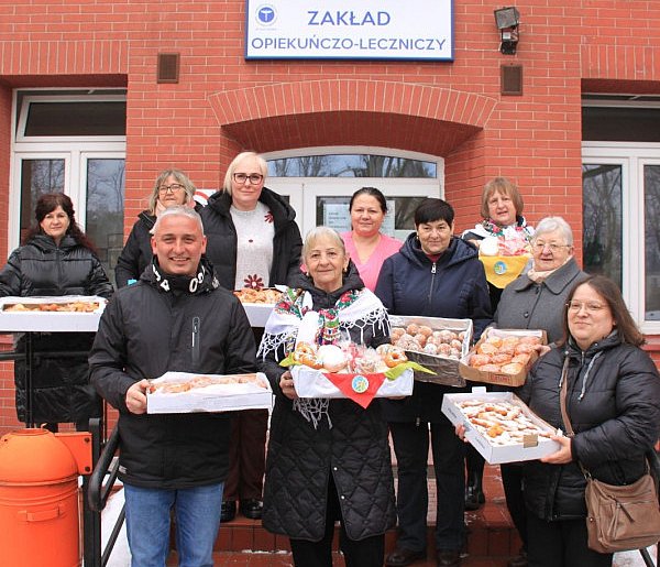 Koła Gospodyń Wiejskich upiekły pączki pacjentom hospicjum i szpitala