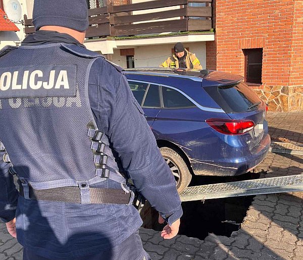 Ziemia zapadła się pod autami przy zamku. Interweniowały służby