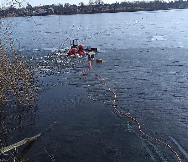 Załamał się lód w Człuchowie. Służby uratowały mężczyznę