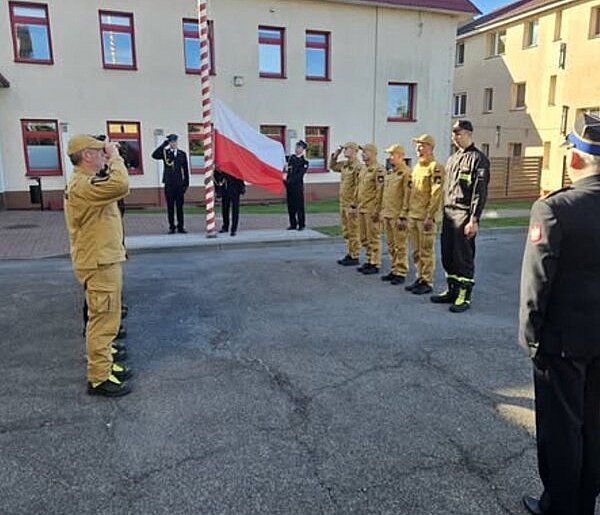Dzień Flagi w Człuchowie. Uroczysta zmiana służby w Komendzie PSP