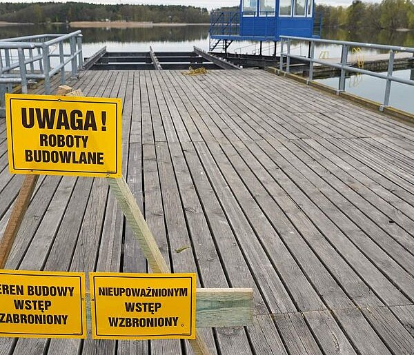 Remont pomostu na plaży OSiR w Człuchowie. Obiekt zamknięty do wakacji
