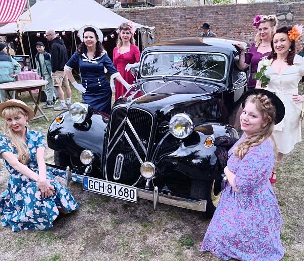 "Allo Allo", kolorowe sukienki, czerwone usta i moda z lat 40. [Foto]