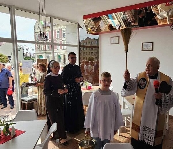 Kawa, rozmowa i pomoc seniorom. Ruszyła kawiarenka „Dobrego Słowa”