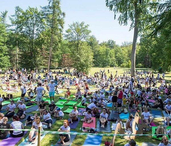 724 osoby pobiły z nią Rekord Polski. Dziś zaprasza mieszkańców na Yoga Day