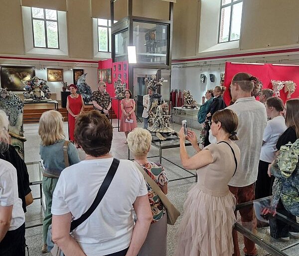 Tłumnie na wernisażu Kazimierza Kalkowskiego. Wystawa dostępna całe wakacje