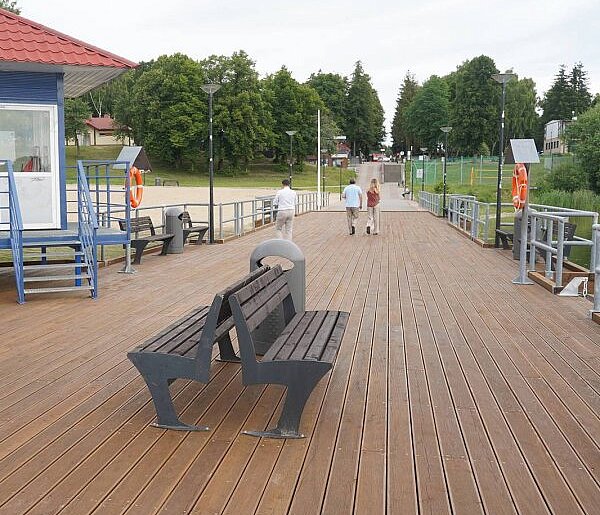 Nowe deski, barierki i ławki. Pomost nad Jeziorem Rychnowskim już gotowy
