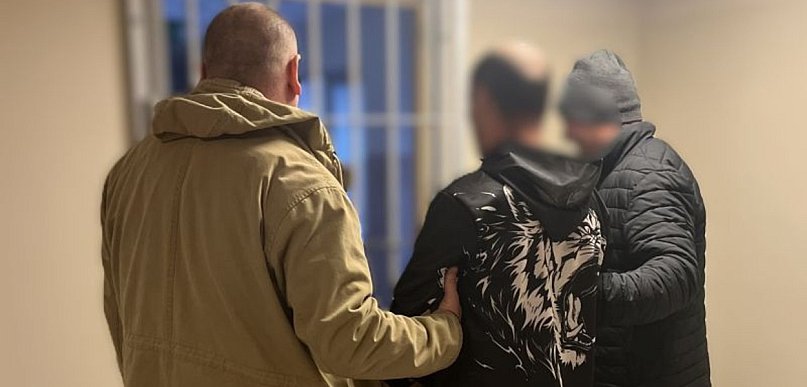 Policja zatrzymała 35-latka ukrywającego się w oborze