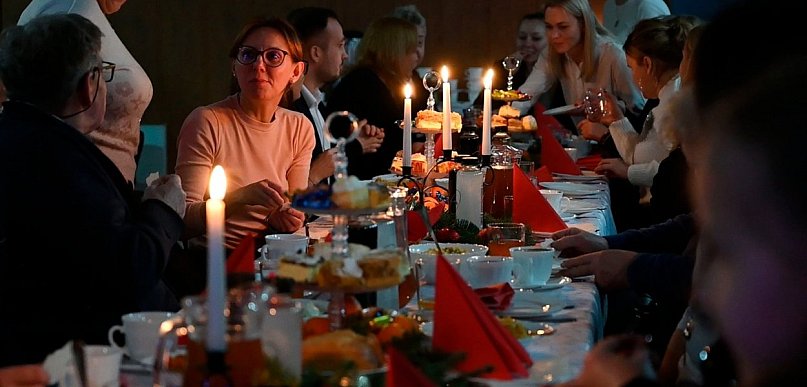 Osoby samotne zasiadły przy wspólnym świątecznym stole w Czarnem