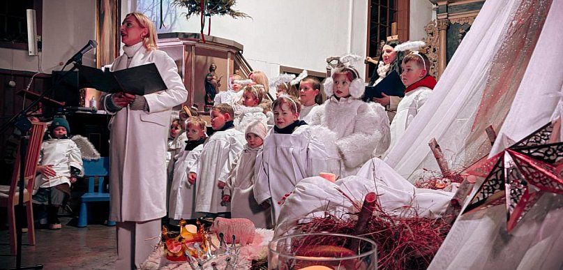 Kolędowanie z przedszkolakami w Gwieździnie. Najmłodsi wystąpili w kościele