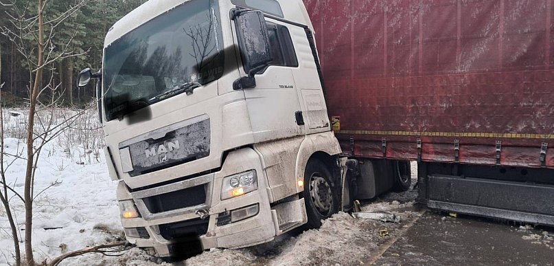 Zdarzenie na DW202. Ciężarówka zablokowała ruch w obu kierunkach